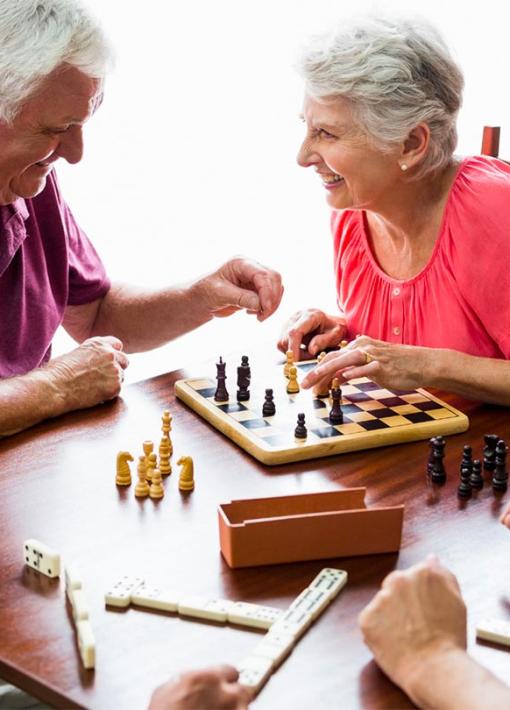 seniors qui jouent à différent jeux