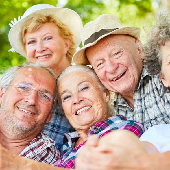 groupe de seniors heureux