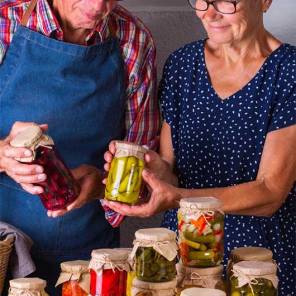 couple de seniors qui cuisinent