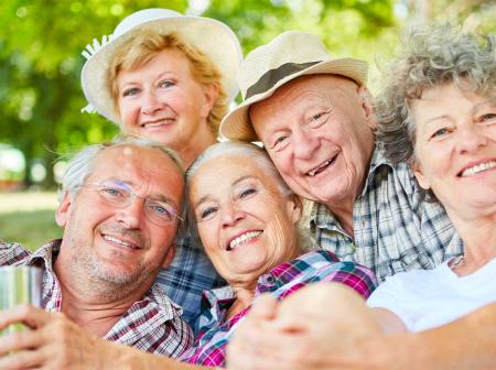 groupe de seniors heureux